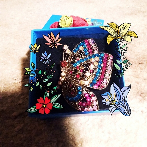 Butterfly Crystal Pin/Pendant🦋 - Picture 2 of 7